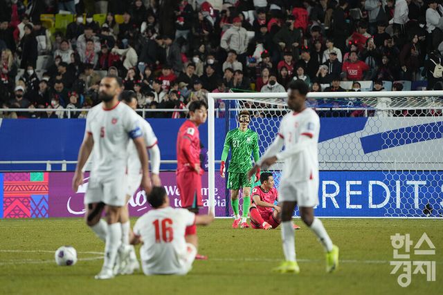 25일 오후 경기도 수원월드컵경기장에서 2026 북중미 월드컵 아시아 3차 예선 B조 8차전 대한민국 대 요르단과의 경기 1-1 무승부로 끝나자 선수들이 허탈함을 감추지 못하고 있다. /수원=최대성 기자 dpdaesung@sporbiz.co.kr 2025.03.25.