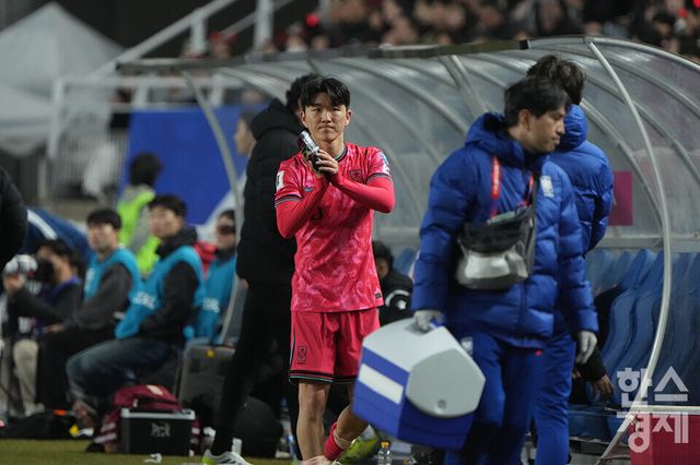 대한민국 황인범이 25일 오후 경기도 수원월드컵경기장에서 열린 2026 북중미 월드컵 아시아 3차 예선 B조 8차전 요르단과의 경기 후반전 교체된 후 팬들에게 박수를 보내고 있다. /수원=최대성 기자 dpdaesung@sporbiz.co.kr 2025.03.25.