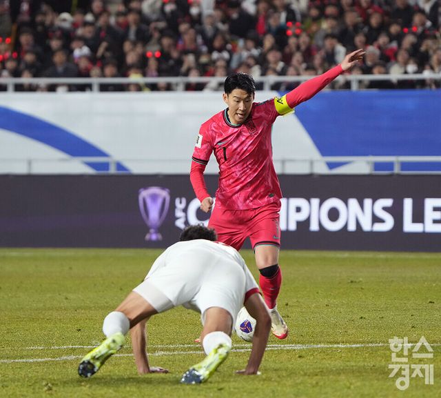 대한민국 손흥민이 25일 오후 경기도 수원월드컵경기장에서 열린 2026 북중미 월드컵 아시아 3차 예선 B조 8차전 요르단과의 경기서 슈팅을 시도하고 있다. /수원=최대성 기자 dpdaesung@sporbiz.co.kr 2025.03.25.