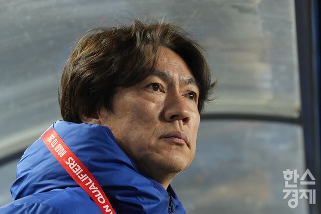 25일 오후 경기도 수원월드컵경기장에서 2026 북중미 월드컵 아시아 3차 예선 B조 8차전 요르단과의 경기가 열리고 있다. 홍명보 감독이 선수들을 주시하고 있다. /수원=최대성 기자 dpdaesung@sporbiz.co.kr 2025.03.25.