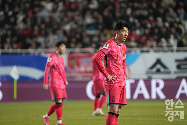 대한민국 손흥민이 25일 오후 경기도 수원월드컵경기장에서 열린 2026 북중미 월드컵 아시아 3차 예선 B조 8차전 요르단과의 경기서 득점 찬스를 놓친 후 아쉬워하고 있다. /수원=최대성 기자 dpdaesung@sporbiz.co.kr 2025.03.25.