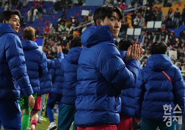 25일 오후 경기도 수원월드컵경기장에서 열린 2026 북중미 월드컵 아시아 3차 예선 B조 8차전 대한민국 대 요르단 경기가 1-1 무승부로 종료된 후 황인범이 팬들에게 인사하고 있다. /수원=최대성 기자 dpdaesung@sporbiz.co.kr 2025.03.25.