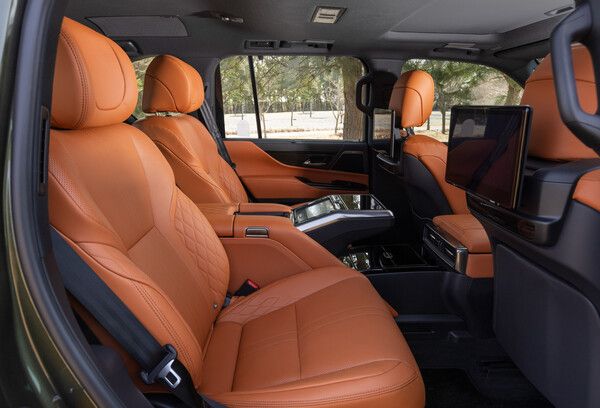 LX 700h VIP 트림 2열/ 렉서스코리아