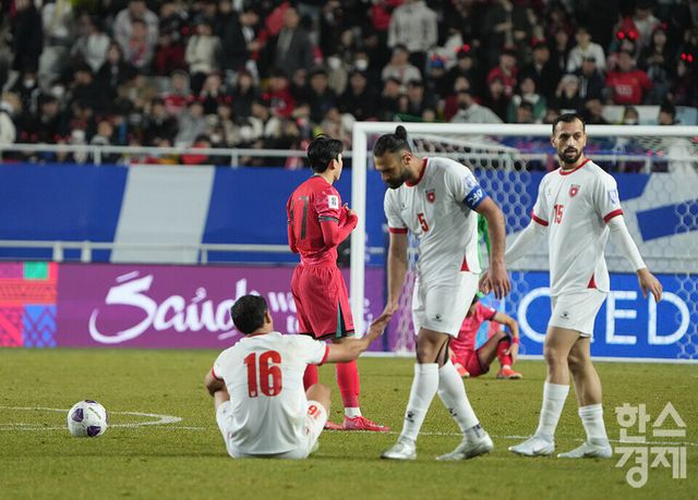 25일 오후 경기도 수원월드컵경기장에서 2026 북중미 월드컵 아시아 3차 예선 B조 8차전 대한민국 대 요르단과의 경기 1-1 무승부로 끝나자 선수들이 허탈함을 감추지 못하고 있다. /수원=최대성 기자 dpdaesung@sporbiz.co.kr 2025.03.25.