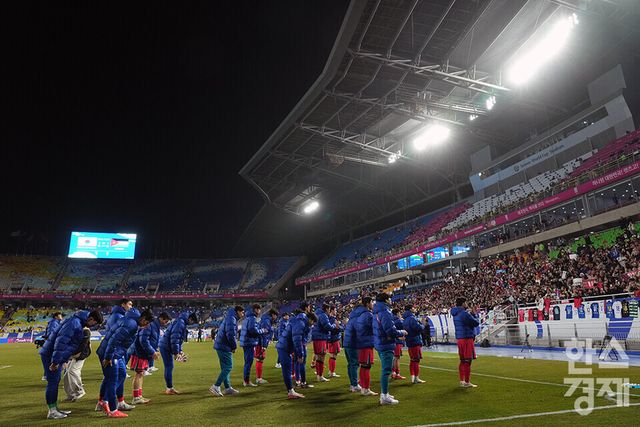 25일 오후 경기도 수원월드컵경기장에서 열린 2026 북중미 월드컵 아시아 3차 예선 B조 8차전 대한민국 대 요르단 경기가 1-1 무승부로 종료된 후 선수들이 팬들에게 인사하고 있다. /수원=최대성 기자 dpdaesung@sporbiz.co.kr 2025.03.25.