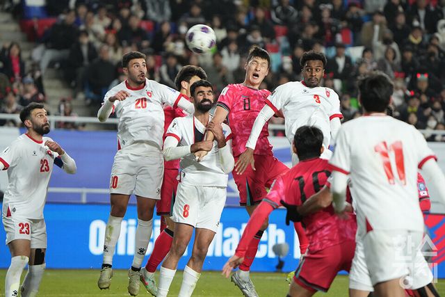 대한민국 박용우가 25일 오후 경기도 수원월드컵경기장에서 열린 2026 북중미 월드컵 아시아 3차 예선 B조 8차전 요르단과의 경기서 헤딩슛을 시도하고 있다. /수원=최대성 기자 dpdaesung@sporbiz.co.kr 2025.03.25.