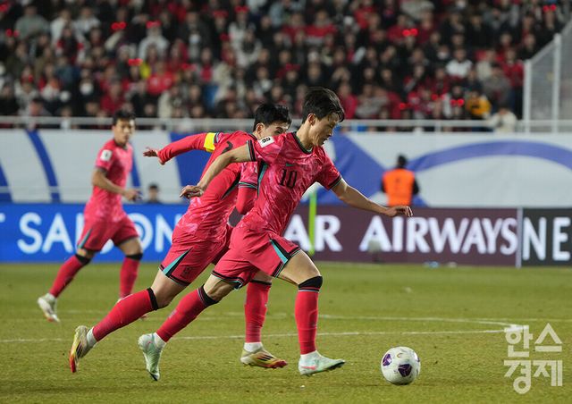 대한민국 이재성이 25일 오후 경기도 수원월드컵경기장에서 열린 2026 북중미 월드컵 아시아 3차 예선 B조 8차전 요르단과의 경기서 패스를 하고 있다. /수원=최대성 기자 dpdaesung@sporbiz.co.kr 2025.03.25.