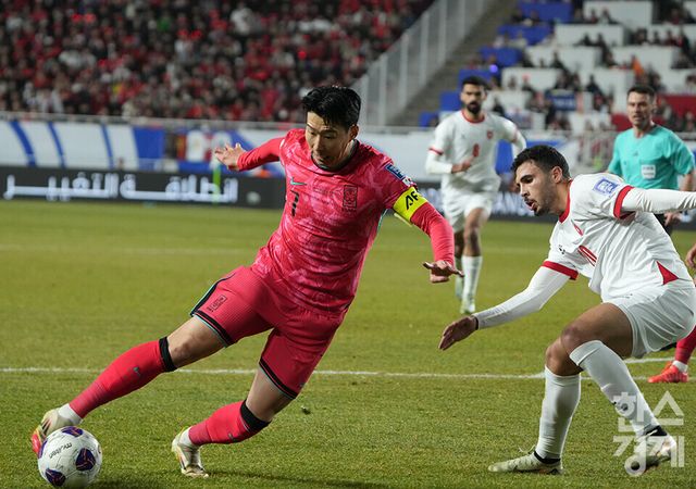 대한민국 손흥민이 25일 오후 경기도 수원월드컵경기장에서 열린 2026 북중미 월드컵 아시아 3차 예선 B조 8차전 요르단과의 경기서 드리블 돌파를 하고 있다. /수원=최대성 기자 dpdaesung@sporbiz.co.kr 2025.03.25.