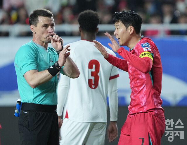대한민국 손흥민이 25일 오후 경기도 수원월드컵경기장에서 열린 2026 북중미 월드컵 아시아 3차 예선 B조 8차전 요르단과의 경기서 주심에게 항의하고 있다. /수원=최대성 기자 dpdaesung@sporbiz.co.kr 2025.03.25.