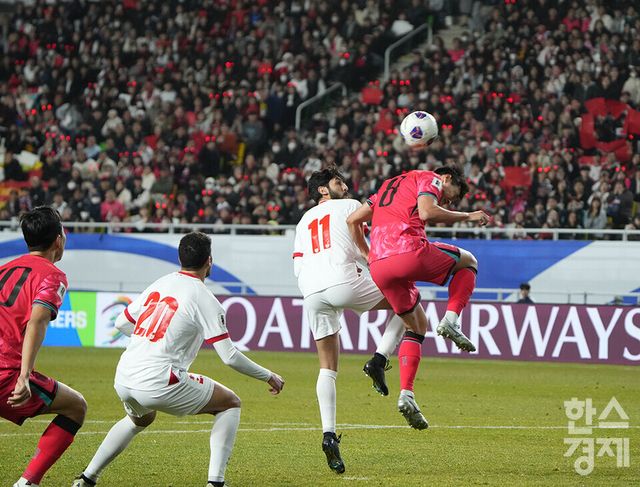 대한민국 박용우가 25일 오후 경기도 수원월드컵경기장에서 열린 2026 북중미 월드컵 아시아 3차 예선 B조 8차전 요르단과의 경기서 헤딩경합을 하고 있다. /수원=최대성 기자 dpdaesung@sporbiz.co.kr 2025.03.25.