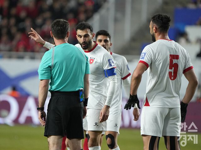 25일 오후 경기도 수원월드컵경기장에서 열린 2026 북중미 월드컵 아시아 3차 예선 B조 8차전 대한민국 대 요르단과의 경기서 요르단 선수들이 주심에게 항의하고 있다. /수원=최대성 기자 dpdaesung@sporbiz.co.kr 2025.03.25.