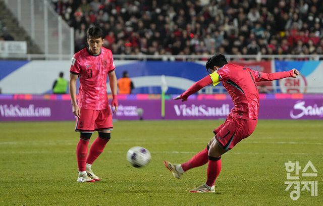 대한민국 손흥민이 25일 오후 경기도 수원월드컵경기장에서 열린 2026 북중미 월드컵 아시아 3차 예선 B조 8차전 요르단과의 경기서 득점 찬스를 놓친 후 아쉬워하고 있다. /수원=최대성 기자 dpdaesung@sporbiz.co.kr 2025.03.25.