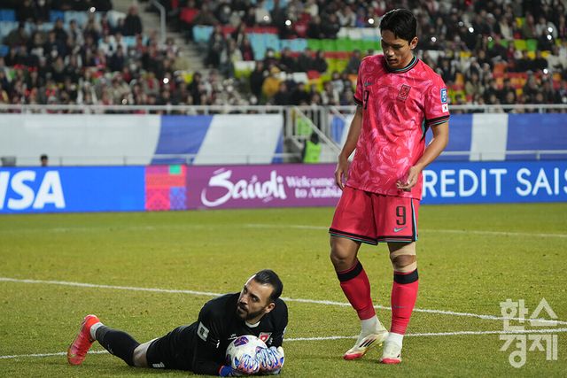 대한민국 오세훈이 25일 오후 경기도 수원월드컵경기장에서 열린 2026 북중미 월드컵 아시아 3차 예선 B조 8차전 요르단과의 경기서 시간을 끌고 있는 요르단 골키퍼를 재촉하고 있다. /수원=최대성 기자 dpdaesung@sporbiz.co.kr 2025.03.25.