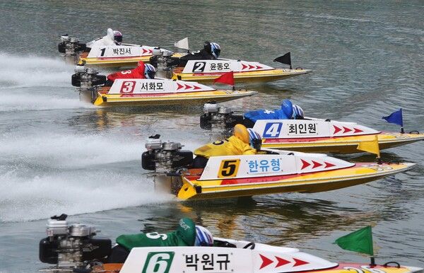 경정 선수들이 미사리경정장에서 플라잉스타트로 경주를 시작하고 있다. 4번 최인원이 가장 앞서고 있다. /국민체육진흥공단 제공