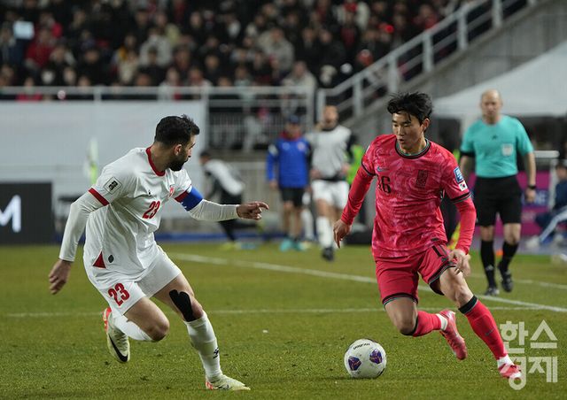 대한민국 양현준이 25일 오후 경기도 수원월드컵경기장에서 열린 2026 북중미 월드컵 아시아 3차 예선 B조 8차전 요르단과의 경기서 드리블 학고 있다. /수원=최대성 기자 dpdaesung@sporbiz.co.kr 2025.03.25.