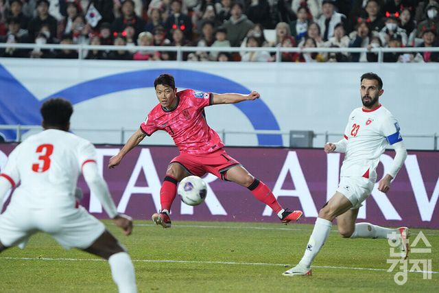 대한민국 황희찬이 25일 오후 경기도 수원월드컵경기장에서 열린 2026 북중미 월드컵 아시아 3차 예선 B조 8차전 요르단과의 경기서 패스를 하고 있다. /수원=최대성 기자 dpdaesung@sporbiz.co.kr 2025.03.25.