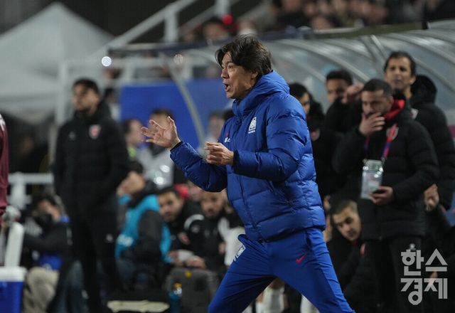 25일 오후 경기도 수원월드컵경기장에서 2026 북중미 월드컵 아시아 3차 예선 B조 8차전 요르단과의 경기가 열리고 있다. 홍명보 감독이 선수들을 독려하고 있다. /수원=최대성 기자 dpdaesung@sporbiz.co.kr 2025.03.25.