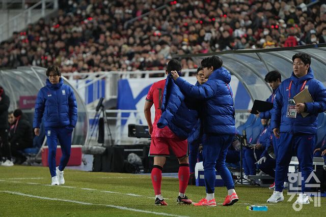 대한민국 황희찬이 25일 오후 경기도 수원월드컵경기장에서 열린 2026 북중미 월드컵 아시아 3차 예선 B조 8차전 요르단과의 경기 후반전 교체되어 나오고 있다. /수원=최대성 기자 dpdaesung@sporbiz.co.kr 2025.03.25.