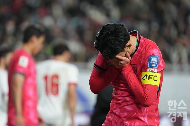 대한민국 손흥민이 25일 오후 경기도 수원월드컵경기장에서 열린 2026 북중미 월드컵 아시아 3차 예선 B조 8차전 요르단과의 경기서 득점 찬스를 놓친 후 아쉬워하고 있다. /수원=최대성 기자 dpdaesung@sporbiz.co.kr 2025.03.25.