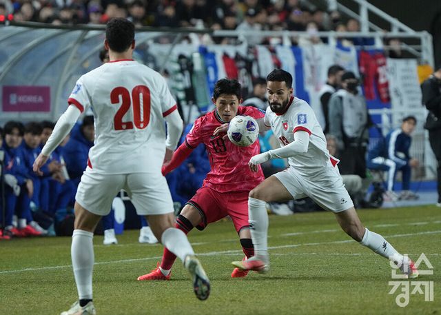 대한민국 이동경이 25일 오후 경기도 수원월드컵경기장에서 열린 2026 북중미 월드컵 아시아 3차 예선 B조 8차전 요르단과의 경기서 몸쌈움을 벌이고 있다. /수원=최대성 기자 dpdaesung@sporbiz.co.kr 2025.03.25.