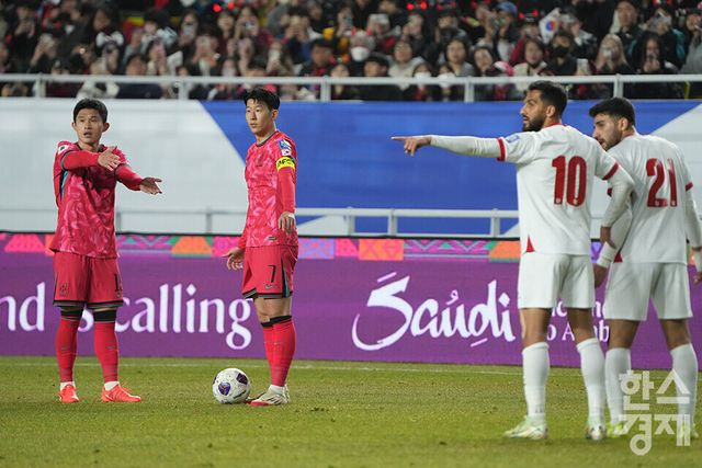 대한민국 손흥민이 25일 오후 경기도 수원월드컵경기장에서 열린 2026 북중미 월드컵 아시아 3차 예선 B조 8차전 요르단과의 경기서 프리킥을 준비하고 있다. /수원=최대성 기자 dpdaesung@sporbiz.co.kr 2025.03.25.