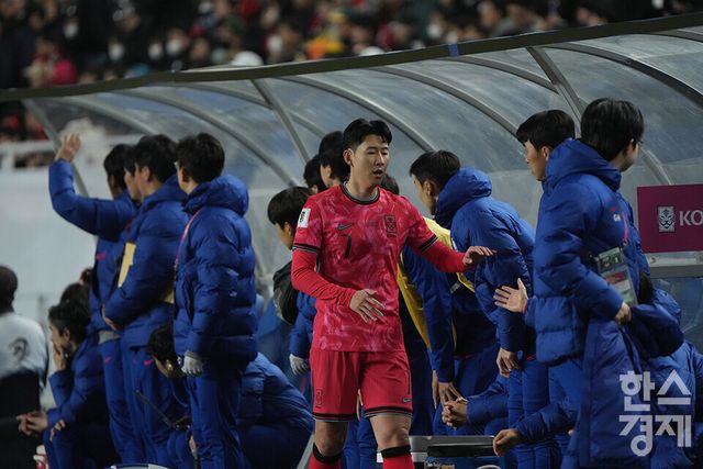 대한민국 손흥민이 25일 오후 경기도 수원월드컵경기장에서 열린 2026 북중미 월드컵 아시아 3차 예선 B조 8차전 요르단과의 경기 후반전에 교체된 수 벤치로 향하고 있다. /수원=최대성 기자 dpdaesung@sporbiz.co.kr 2025.03.25.