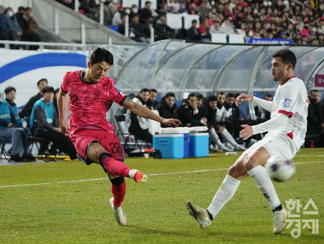 대한민국 설영우가 25일 오후 경기도 수원월드컵경기장에서 열린 2026 북중미 월드컵 아시아 3차 예선 B조 8차전 요르단과의 경기서 패스하고 있다. /수원=최대성 기자 dpdaesung@sporbiz.co.kr 2025.03.25.