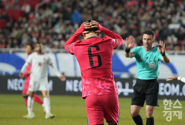 대한민국 황인범이 25일 오후 경기도 수원월드컵경기장에서 열린 2026 북중미 월드컵 아시아 3차 예선 B조 8차전 요르단과의 경기서 골찬스를 놓친 후 아쉬워하고 있다. /수원=최대성 기자 dpdaesung@sporbiz.co.kr 2025.03.25.