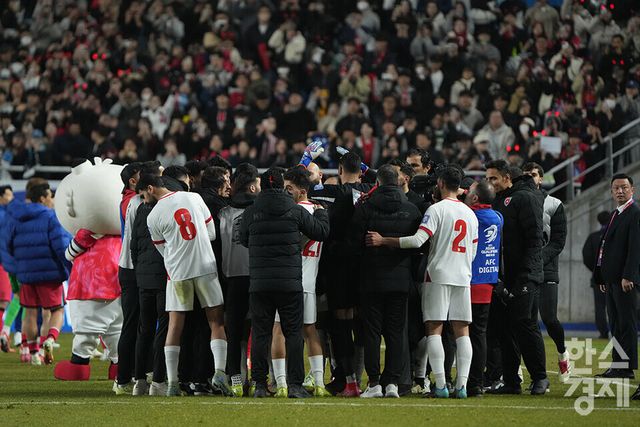 25일 오후 경기도 수원월드컵경기장에서 2026 북중미 월드컵 아시아 3차 예선 B조 8차전 대한민국 대 요르단과의 경기 1-1 무승부로 끝나자 요르단 선수들이 기뻐하고 있다. /수원=최대성 기자 dpdaesung@sporbiz.co.kr 2025.03.25.