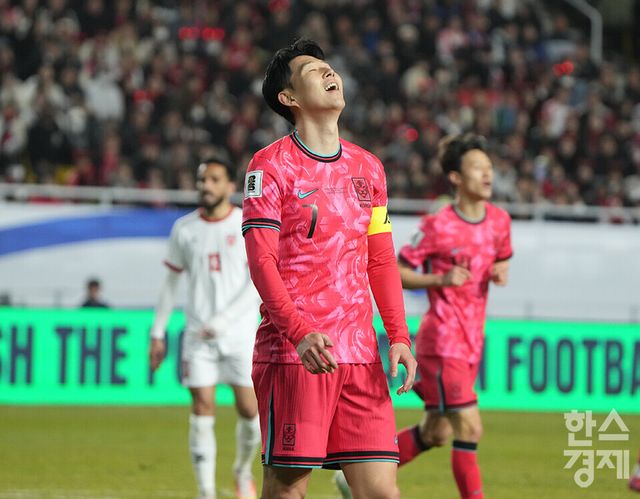 대한민국 손흥민이 25일 오후 경기도 수원월드컵경기장에서 열린 2026 북중미 월드컵 아시아 3차 예선 B조 8차전 요르단과의 경기서 득점 찬스를 놓친 후 아쉬워하고 있다. /수원=최대성 기자 dpdaesung@sporbiz.co.kr 2025.03.25.