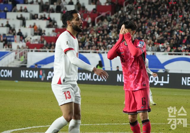 대한민국 황인범이 25일 오후 경기도 수원월드컵경기장에서 열린 2026 북중미 월드컵 아시아 3차 예선 B조 8차전 요르단과의 경기서 골찬스를 놓친 후 아쉬워하고 있다. /수원=최대성 기자 dpdaesung@sporbiz.co.kr 2025.03.25.