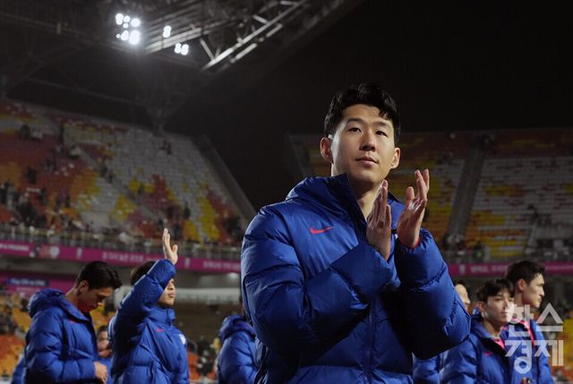 25일 오후 경기도 수원월드컵경기장에서 열린 2026 북중미 월드컵 아시아 3차 예선 B조 8차전 대한민국 대 요르단 경기가 1-1 무승부로 종료된 후 손흥민이 팬들에게 인사하고 있다. /수원=최대성 기자 dpdaesung@sporbiz.co.kr 2025.03.25.