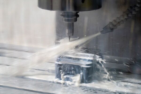 KERI의 CNC 기술이 적용된 공작기계가 초정밀 가공을 하고 있다./KERI