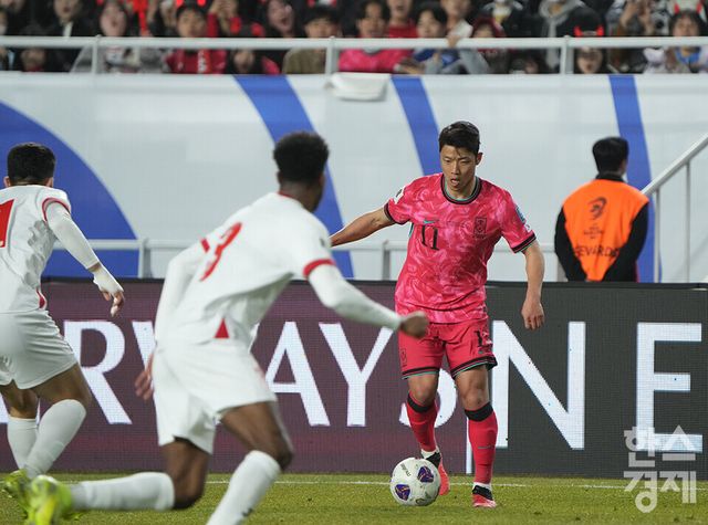 대한민국 황희찬이 25일 오후 경기도 수원월드컵경기장에서 열린 2026 북중미 월드컵 아시아 3차 예선 B조 8차전 요르단과의 경기서 패스를 하고 있다. /수원=최대성 기자 dpdaesung@sporbiz.co.kr 2025.03.25.