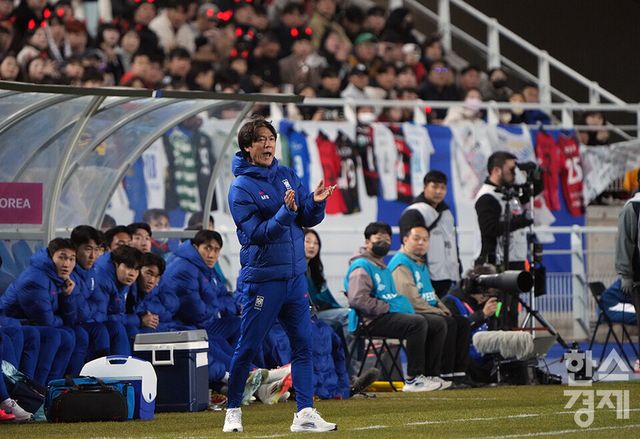 대한민국 홍명보 감독이 25일 오후 경기도 수원월드컵경기장에서 열린 2026 북중미 월드컵 아시아 3차 예선 B조 8차전 요르단과의 경기서 선수들을 독려하고 있다. /수원=최대성 기자 dpdaesung@sporbiz.co.kr 2025.03.25.