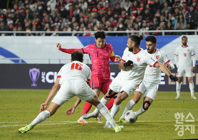 대한민국 손흥민이 25일 오후 경기도 수원월드컵경기장에서 열린 2026 북중미 월드컵 아시아 3차 예선 B조 8차전 요르단과의 경기서 드리블 돌파를 시도하고 있다. /수원=최대성 기자 dpdaesung@sporbiz.co.kr 2025.03.25.