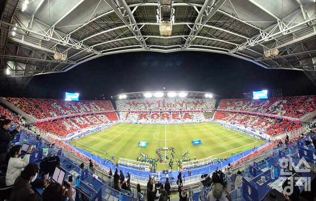 25일 오후 경기도 수원월드컵경기장에서 2026 북중미 월드컵 아시아 3차 예선 B조 8차전 요르단과의 경기가 열리고 있다. 서포터 붉은악마가 관중들과 함께 카드섹션 응원을 선보이고 있다. /수원=류정호 기자 dpdaesung@sporbiz.co.kr 2025.03.25.