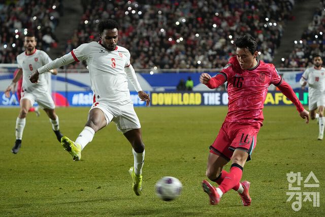 대한민국 양현준이 25일 오후 경기도 수원월드컵경기장에서 열린 2026 북중미 월드컵 아시아 3차 예선 B조 8차전 요르단과의 경기서 센터링을 올리고 있다. /수원=최대성 기자 dpdaesung@sporbiz.co.kr 2025.03.25.