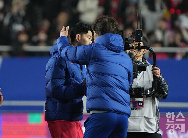 25일 오후 경기도 수원월드컵경기장에서 2026 북중미 월드컵 아시아 3차 예선 B조 8차전 대한민국 대 요르단과의 경기 1-1 무승부로 끝난 후 홍명보 감독이 손흥민을 위로하고 있다. /수원=최대성 기자 dpdaesung@sporbiz.co.kr 2025.03.25.