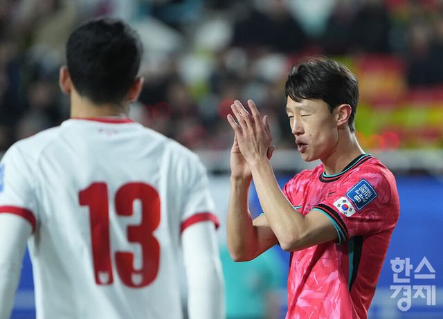 대한민국 이재성이 25일 오후 경기도 수원월드컵경기장에서 열린 2026 북중미 월드컵 아시아 3차 예선 B조 8차전 요르단과의 경기서 동료에게 박수를 보내고 있다. /수원=최대성 기자 dpdaesung@sporbiz.co.kr 2025.03.25.