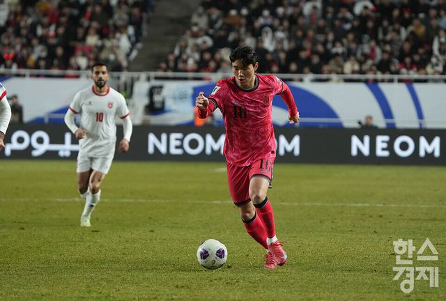 대한민국 양현준이 25일 오후 경기도 수원월드컵경기장에서 열린 2026 북중미 월드컵 아시아 3차 예선 B조 8차전 요르단과의 경기서 드리블 학고 있다. /수원=최대성 기자 dpdaesung@sporbiz.co.kr 2025.03.25.