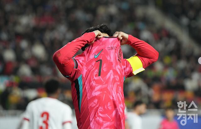 대한민국 손흥민이 25일 오후 경기도 수원월드컵경기장에서 열린 2026 북중미 월드컵 아시아 3차 예선 B조 8차전 요르단과의 경기서 득점 찬스를 놓친 후 아쉬워하고 있다. /수원=최대성 기자 dpdaesung@sporbiz.co.kr 2025.03.25.