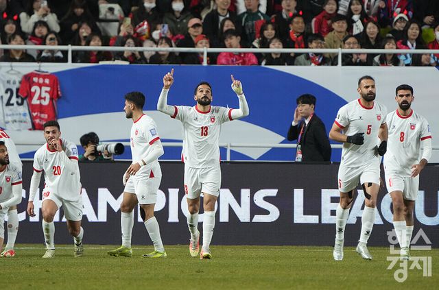 25일 오후 경기도 수원월드컵경기장에서 열린 2026 북중미 월드컵 아시아 3차 예선 B조 8차전 대한민국 대 요르단과의 경기서 요르단의&nbsp; 마흐무드 알 마드리가 동점골을 넣은 후 세리머니를 펼치고 있다. /수원=최대성 기자 dpdaesung@sporbiz.co.kr 2025.03.25.
