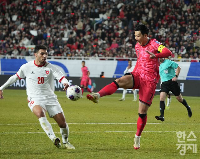 대한민국 손흥민이 25일 오후 경기도 수원월드컵경기장에서 열린 2026 북중미 월드컵 아시아 3차 예선 B조 8차전 요르단과의 경기서 패스를 하고 있다. /수원=최대성 기자 dpdaesung@sporbiz.co.kr 2025.03.25.