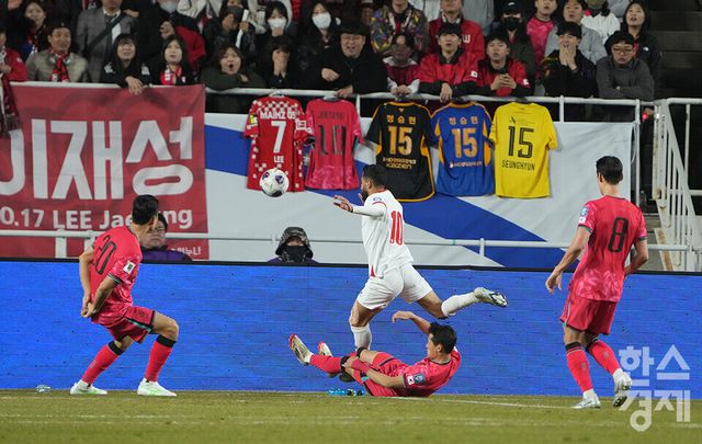 25일 오후 경기도 수원월드컵경기장에서 열린 2026 북중미 월드컵 아시아 3차 예선 B조 8차전 대한민국 대 요르단과의 경기서 요르단의&nbsp;무사 알 타마리가 슈팅을 시도하고 있다. /수원=최대성 기자 dpdaesung@sporbiz.co.kr 2025.03.25.