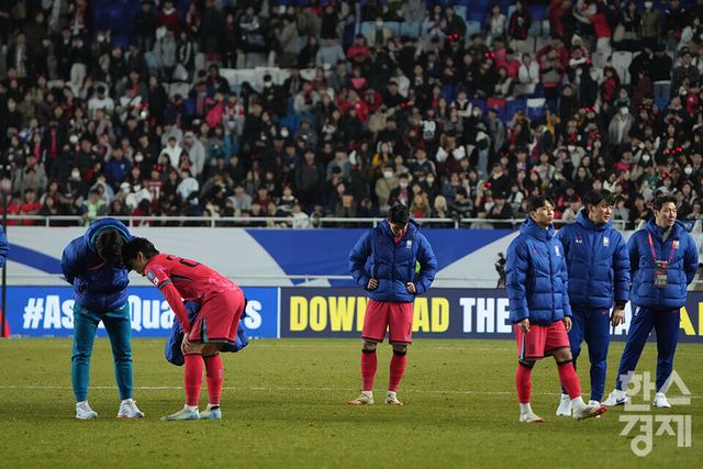 25일 오후 경기도 수원월드컵경기장에서 2026 북중미 월드컵 아시아 3차 예선 B조 8차전 대한민국 대 요르단과의 경기 1-1 무승부로 끝나자 선수들이 허탈함을 감추지 못하고 있다. /수원=최대성 기자 dpdaesung@sporbiz.co.kr 2025.03.25.