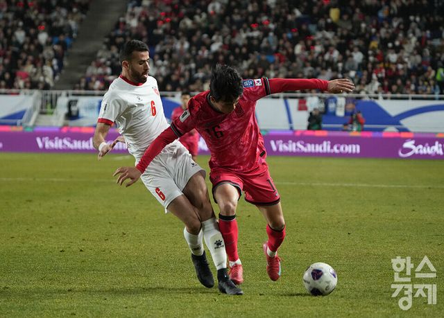 대한민국 양현준이 25일 오후 경기도 수원월드컵경기장에서 열린 2026 북중미 월드컵 아시아 3차 예선 B조 8차전 요르단과의 경기서 몸싸움을 벌이고 있다. /수원=최대성 기자 dpdaesung@sporbiz.co.kr 2025.03.25.
