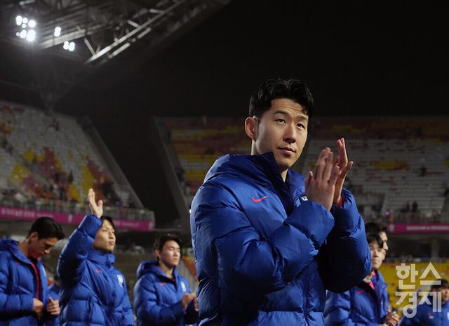 25일 오후 경기도 수원월드컵경기장에서 열린 2026 북중미 월드컵 아시아 3차 예선 B조 8차전 대한민국 대 요르단 경기가 1-1 무승부로 종료된 후 손흥민이 팬들에게 인사하고 있다. /수원=최대성 기자 dpdaesung@sporbiz.co.kr 2025.03.25.