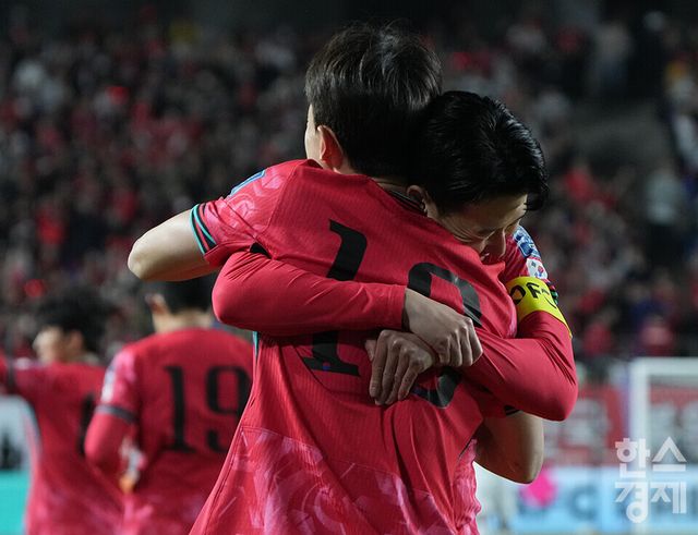대한민국 손흥민이 25일 오후 경기도 수원월드컵경기장에서 열린 2026 북중미 월드컵 아시아 3차 예선 B조 8차전 요르단과의 경기서 골을 넣은 이재성을 안아주고 있다. /수원=최대성 기자 dpdaesung@sporbiz.co.kr 2025.03.25.