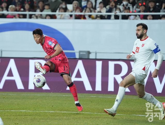 대한민국 황희찬이 25일 오후 경기도 수원월드컵경기장에서 열린 2026 북중미 월드컵 아시아 3차 예선 B조 8차전 요르단과의 경기서 패스를 하고 있다. /수원=최대성 기자 dpdaesung@sporbiz.co.kr 2025.03.25.